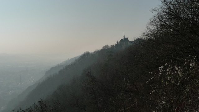 Kirche im Dunst (Mariensäule)
